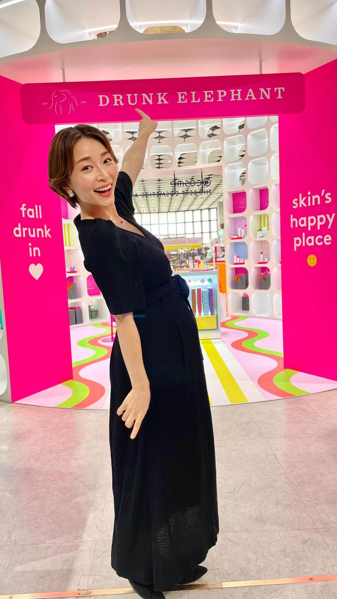 佐々木あさひのインスタグラム：「ドランクエレファント1周年を記念したPOPUP開催中 inアットコスメトーキョー🤍ぜひ期間中に足を運んでみてくださいね🐘 DRUNK in 原宿:10月5日(水)~10月11日(火)  <ライブ限定特典> オフィシャルサイトでプロモーションコード「harajuku」を入力すると 豪華サンプルをプレゼント！ 今回ご紹介したセラムやクリームを #手のひらスムージー で試せるチャンスです✨  「ドランクエレファント」で検索してみてください。  #ドランクエレファント #drunkinharajuku #pr」