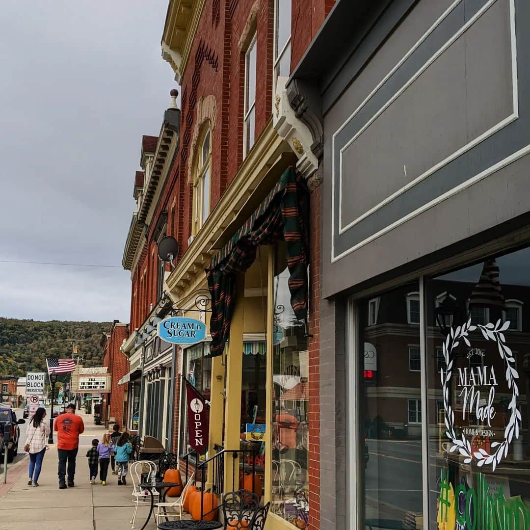 ブリタニ・クラインさんのインスタグラム写真 - (ブリタニ・クラインInstagram)「Last weekend's trip thanks to @thepawilds explored downtown Wellsboro and Coudersport as well as Leonard Harrison State Park and Cherry Springs State Park. It was a great way to kick off October in #Pennsylvania. I mean, check out those views!🌲✨  I'm looking forward to enjoying more of this PA fall weather over the next few weeks before I switch gears to snow mode! 🍂☃️ What are you looking forward to? #PAWilds #FocusonLocal #VisitPA #Fall #Views #Ad」10月8日 22時18分 - official_brittkline