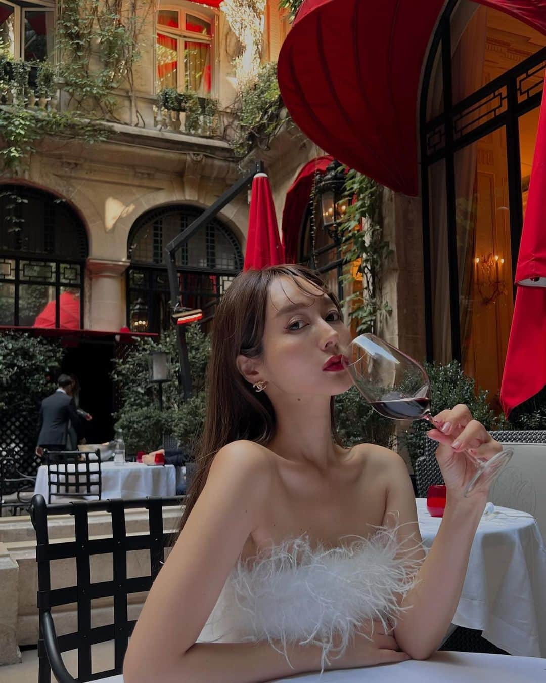 青田夏奈のインスタグラム：「⁡ ⚑. Hôtel Plaza Athénée ￣￣￣￣￣￣￣￣￣￣￣￣￣￣￣￣￣￣ Avenue Montaigne, 75008 Paris🇫🇷 ［8th arrondissement］  ⁡ ⁡ 8区、モンテーニュ通りの 一度は泊まってみたい憧れホテルでlunch🍴🌹 ⁡ 宿泊はまた次のタイミングにおあずけ。 ⁡ フランスは行きたい場所も泊まりたい場所もとにかく 沢山あって時間がいくらあっても足りない⏳💭 ⁡ ちなみにこれほぼ半年ぶりの投稿 お久しぶりです🫶🏼笑 ⁡ ⁡ ⁡ ⁡ ⁡ #plazaathenee#paris#parishotel#parisrestaurant #paristravel #パリ#パリ旅行#フランス#フランス旅行#フランス観光 #フランスホテル#ラグジュアリーホテル#ホテルランチ」