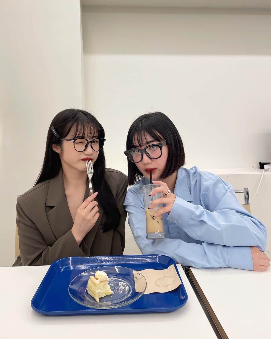 河﨑莉奈のインスタグラム：「今回の韓国旅行は全部ミーナが手配してくれたの🇰🇷🫶🏻 できる妹よ🥹🫶🏻✨ありがとう💛  アンナオンニ編集の韓国vlog第一弾、YouTubeみんな見てね〜❕✨✨✨  #カワサキ三姉妹 #韓国旅行 #韓国カフェ」