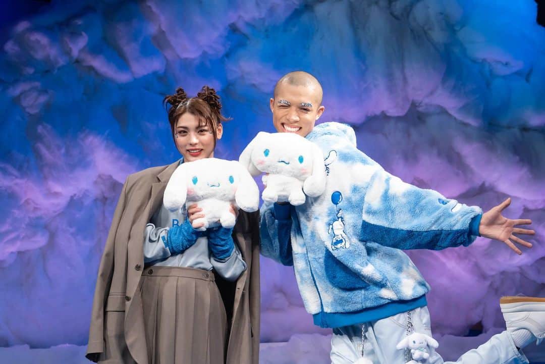 のインスタグラム：「こんなにかわいいランウェイ初めて🧚まぶの漠氏ぃとシナモン氏ぃと一緒にちょー楽しかったあうふふ💃 #好きを着る #シナモロール #pr #そらンウェイ」