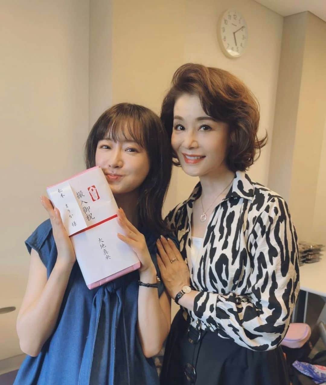 松本まりかのインスタグラム：「もうお分かりですね？😏  あの芳しいお方は…. 大地真央さんでした♡♡  まさかうそよ信じられないわ🫢  という方々のために…. いえ、もちろんすぐにわかったわ！というすべての方々にも  今夜11:40から #最高のオバハン中島ハルコ というドラマをぜひ見ていただきたいのです🤭  あの芳しく麗しゅうお姿をたんとご覧になれることと思います✨ （ふふっ。こんな宣伝の仕方もいいでしょ？）  前作から1年半ぶりに帰って参ります #最高のオバハン中島ハルコ岐阜編❗️ @dodra_tokaitv   第一話は世界にその名を知られる刃物の町、岐阜県関市を舞台に刀匠にスポットライトを当てます✨  えーとですね、実はわたくし、関市ロケのあと、関刃物の切れ味に驚き感動し、爪切りから包丁、ハサミ、髪切り鋏に至るまで、関刃物を揃えたことをここにご報告いたします🤭  それくらい素晴らしい名品の数々があったのです！  このドラマをやっていなかったら関刃物を知らなかったでしょう。他にも沢山の発見や学びがありました。日本のこと、こんなに知らなかったんだって…  このドラマを通して岐阜の、日本の素晴らしさを皆さんに知っていただけるハズです✨  絶滅危惧種なる名産や自然、文化、風土、歴史…そこに暮らす人々の思いがたーっぷりと詰め込まれたドラマです。  岐阜市、下呂、飛騨、前作に引き続き、愛知県幸田町、蒲郡、、本当に素晴らしい日本の土地に出逢い、その土地の方々に本当に温かいおもてなしをいただきながら撮影してきました。 （みなさんとの交流にどんなに癒されたことか🥹楽しくて嬉しくて感謝でいっぱい）  今夜を皮切りに、沢山の知られざる日本の文化を描いてゆきます。そこに暮らす人々の葛藤や温かさも描いてゆきます。　  ひじょーーに更新の少なかった私の夏はこの最高の、最高のオバハンチームと共にありました🥹✨季節を跨いでもう、4ヶ月目！(最高のチームなんです）  みんなと驚き感動してきたもの  全国の皆さんに知っていただけるのはとても素敵なことですし、とにかく嬉しい😊✨  きっときっと楽しんでもらえることと思います！  大地真央さん演じる最高のオバハンの 最高の切れ味もどうぞお楽しみに😂✨✨✨❤️  あと1時間鋭く切りました！😂わくわく。  #私も飛騨から帰っています間に合うかな🚗 #5時間かけてこのインスタ書きました笑 #思いのままに書いた読みづらい文章になりましたがお付き合いありがとうございます🤭  では一日一投稿。 今日も無事できましたちゃんちゃん😊  #今夜11時40分スタート #最高のオバハン中島ハルコ  #大地真央 さんでした ♡♡♡」