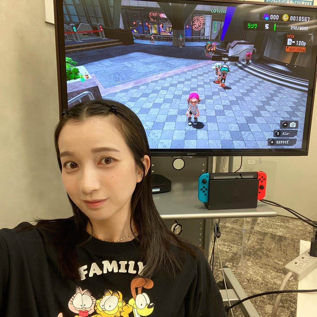 芹那さんのインスタグラム写真 - (芹那Instagram)「🎮芹那だよぉで #スプラトゥーン3  をしました👏🏻👏🏻👏🏻👏🏻👏🏻 #コントローラー と画面かリンクし過ぎてて、なかなかなれるのに時間がかかりそうだけれど沼りそう #nintendoswitch  #スプラトゥーン  #switch  もっとわかりやすい画面で撮れば良かった🫣初心者感すごい  ゲーム、本当は大好きで、 ハマってしまうと時間を忘れて 永遠とやれてしまうタイプなので ここ数年は 手を付けずに過ごしています😝  なんだけれど 最近はずっとワンピースを観ていて 先月とかに見始めて 半分以上？700話くらい進めたので、 無事に全話見てから映画館で#onepiecefilmred  間に合いそうです🦑🦑🦑 長い航海だと思いましたが、 面白過ぎてどんどん進みます #ワンピースフィルムレッド  #ワンピース好きな人と繋がりたい  #ワンピース   こないだ、お家で#アニメ を観るのに ベストな#模様替え をしました🤍 ちょうどお友だちが電話をくれたので やっぱり#長電話 をしながら😆😆😆  そんなわたしの最近の日々です🤭」10月8日 23時02分 - serinaofficial