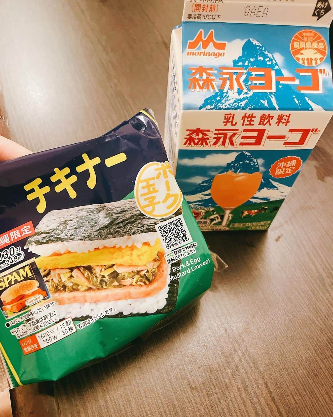 ERYさんのインスタグラム写真 - (ERYInstagram)「先日はFOODのライブで久々に沖縄へ。 Cyder Boxでのライブの一部は前回のリール投稿に。 MODA SEA、カミソリ、ワンチャイコネクションと沖縄の皆様ありがとうございました！ 私はその後2泊延泊して恒例のライブついでの1人旅を満喫。 慶良間でダイビングしたり、レンタカーで古宇利島まで行ってタコライス食べたり海見たり。 瀬長島で三脚立ててベース動画撮ったり、写真載せきれませんが勿論ブルーシールアイスもソフトも食べました。 国際通りもぷらぷら。 5.6.7枚目は初日とライブの日にFOODのメンバーと合流して食べたフーチャンプルとソーキそばです。 美味しかったー！ また行きたいな、沖縄。 #FOOD #沖縄 #MODASEA #カミソリ #ワンチャイコネクション  #那覇 #慶良間ブルー  #古宇利島 #ハートロック #瀬長島 #運転中の素晴らしい景色を #共有したかったのだけど #一人旅 #それ出来ない」10月8日 23時42分 - bass_ery