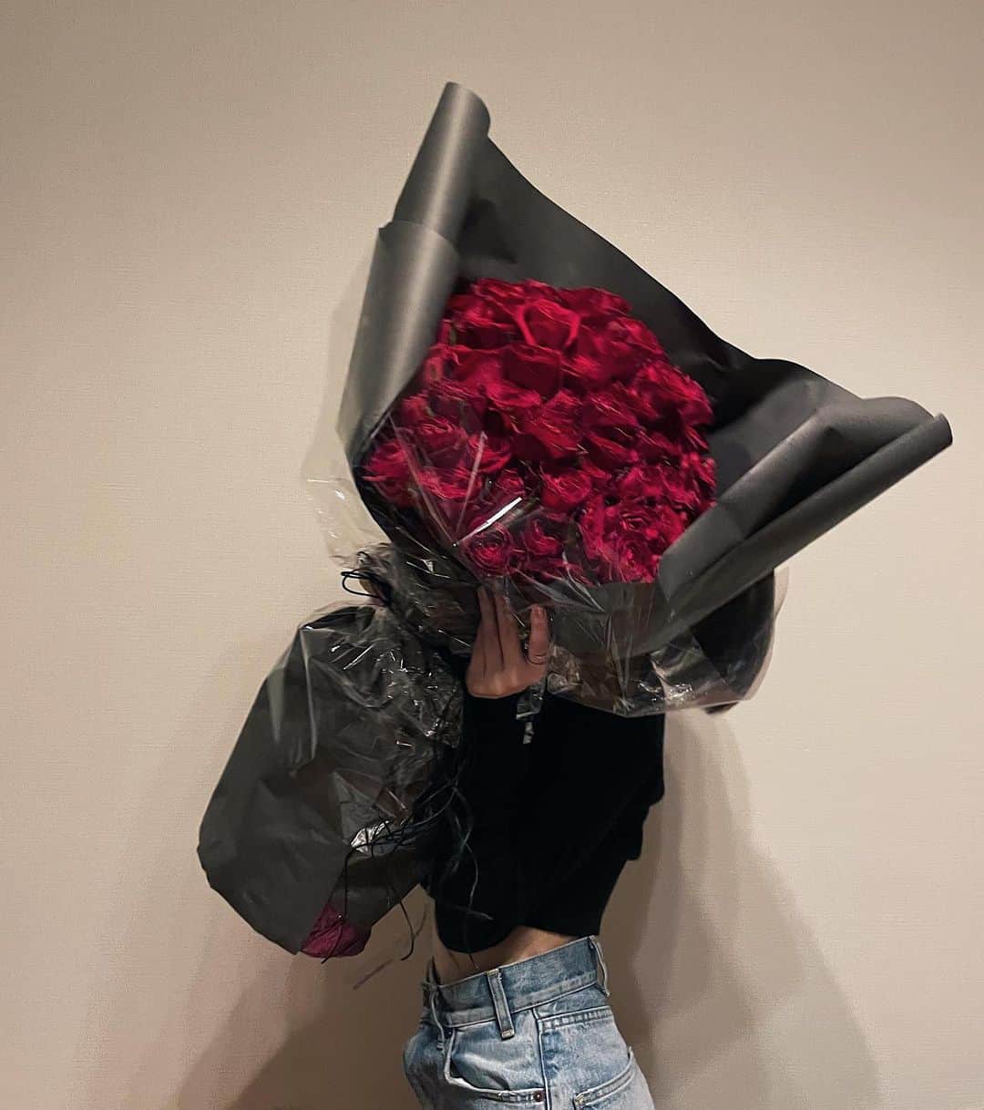 玉城ティナのインスタグラム：「25 10/8でまた1つ年を重ねました🥀  みんないつもありがとう ♡それしかないｮ 感謝」