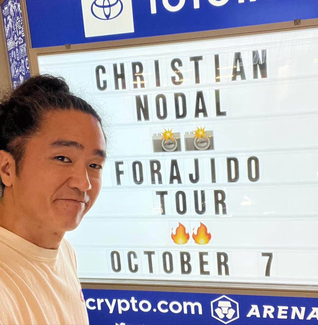 Jaeyoon Choiのインスタグラム：「Christian Nodal! 최근 2년간 가장 많이 듣던 노래들! 수많은 관객과 같이 따라부르는 거대한 노래방 🎤 ^^ 항상 느끼지만, 1. 남미공연문화는 즐겁고 부럽다 2. 1/3 가격에 파는 길거리 티셔츠가 더 좋다 ㅎ MD가 부실해서 내가 만들어주고 싶다… #ChristianNodal」
