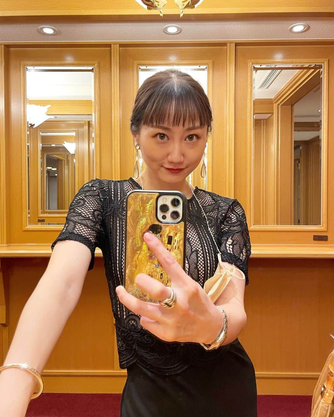 樹麗さんのインスタグラム写真 - (樹麗Instagram)「マミーとパーティーな夜🥂  こういうの久しぶりだけど。  母へ、いつも感謝。  まっちゃんもありがとお。  シルバーの素敵なバングルと マスクチェーンがお気に入りで 普段使いも特別なときも。 @satomi59.k  @lomple_store  髪の毛は いつも愛をもって素敵にしてくれてる、 @bellechiaki   #ママとデート#🥂 #パーティースタイル  #パーティコーデ #シルバーアクセ#バングル#マスクチェーン #前髪カット」10月9日 0時15分 - juri_kami_0213