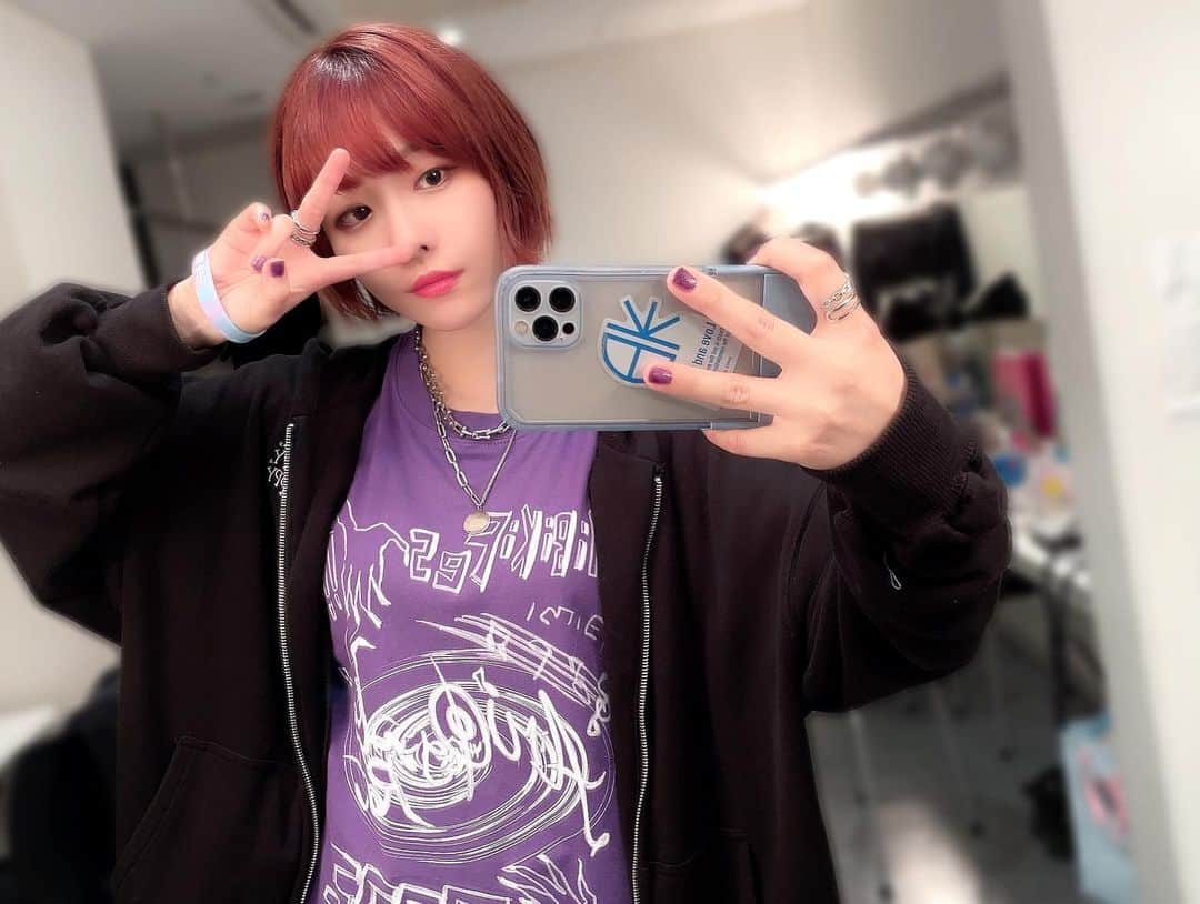 愛美のインスタグラム：「ちょい前の赤毛と #ヒビキフェス Tシャツ #ootd #パーカー声優 #wwg」