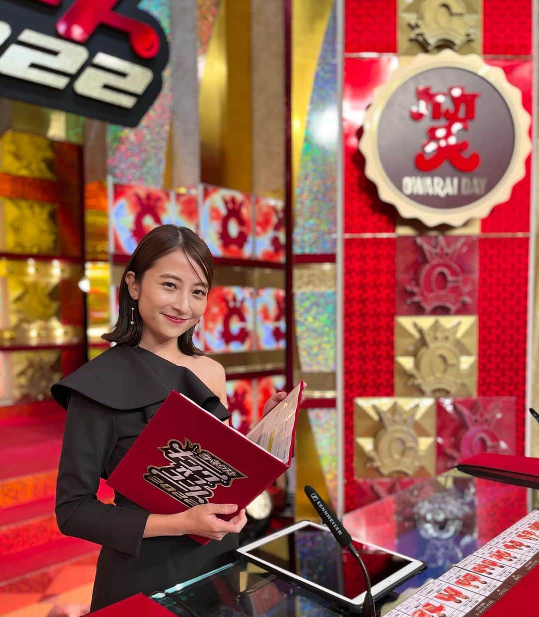 日比麻音子のインスタグラム：「キングオブコント2022🏆 第15代キングが誕生しました！  とにかくハイレベルな戦いとなった今回！ MC台から見える、審査員の皆さんが1組1組じっくり悩みながら考えながら点数をつけていく姿もとても印象に残っています。それだけレベルの高いコントが集結しているのだと、ゾクゾクしました。  まるで夢のような3時間、 とにかく笑って笑って笑いまくりました🤣 今夜はまだまだ余韻の中にいます。  最高の笑いを届けてくれた芸人のみなさんに尊敬の気持ちをこめて😌 そしてお笑いの日を駆け抜けてくださったダウンタウンさんと視聴者の皆さんに感謝の気持ちをこめて😌  パラビでもう一回、 缶ビール飲みながら見直します🍺笑  #キングオブコント #お笑いの日2022  #TBS #日比麻音子」