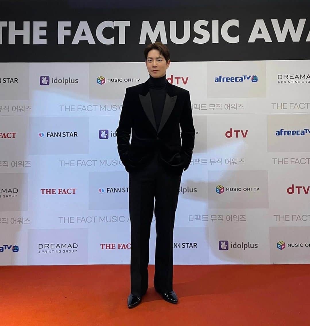 ホン・ジョンヒョンのインスタグラム：「모두 좋은밤 되세요. 오랜만이다다.👋」