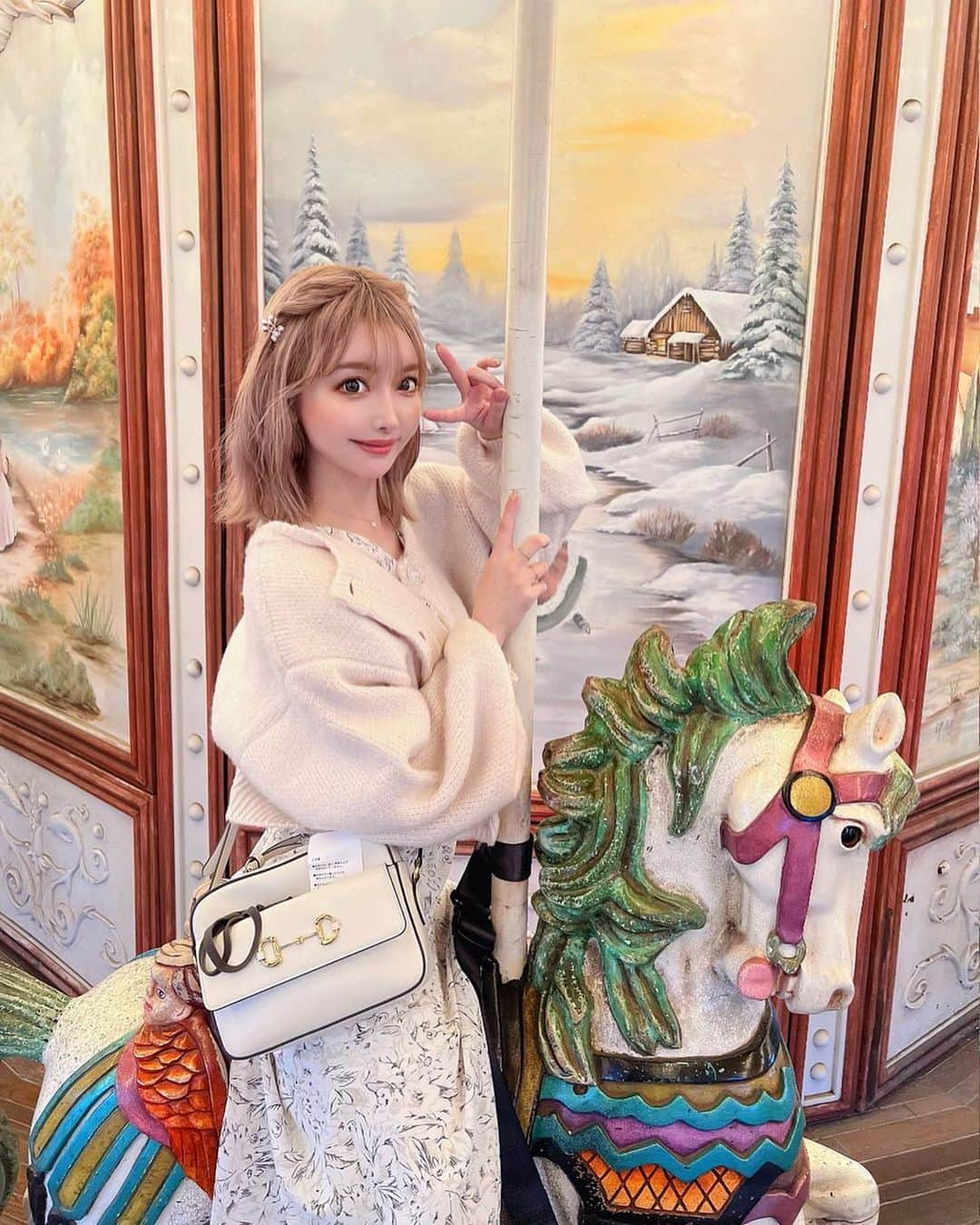 吉川ちえさんのインスタグラム写真 - (吉川ちえInstagram)「【🎠𓈒𓂂🎠𓈒𓂂🎠𓈒𓂂🎠𓈒𓂂🎠𓈒𓂂】 . 初めて八景島シーパラダイス🐬に 行ったんだけど凄かった😝✨ 水族館🐙もあるし遊園地🎡もあるし 1日中遊べるスポットでした👏 地味にメリーゴーランドすき💗w . でもここ数年で三半規管👂衰えてきて メリーゴーランドさえ酔う🌀笑 . #八景島シーパラダイス #メリーゴーランド #三半規管弱すぎ #衰えを感じた」10月9日 2時26分 - yoshikawachie_16