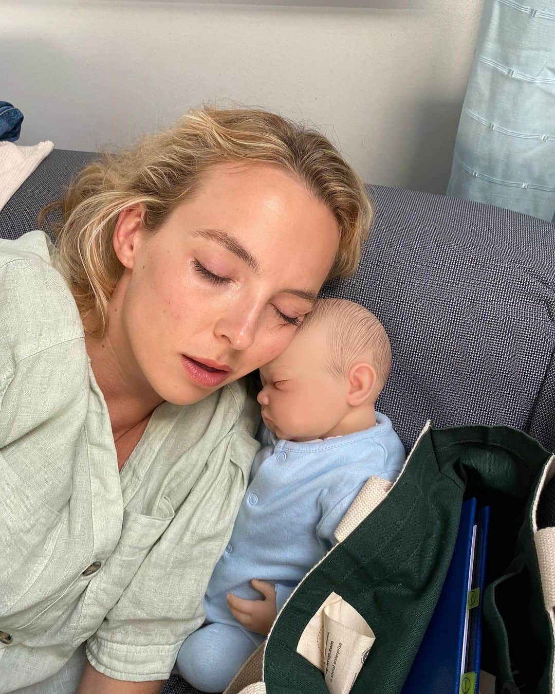 ジョディー・カマーさんのインスタグラム写真 - (ジョディー・カマーInstagram)「The lesson I learnt on day one of mum school? Don’t fall asleep and use your baby as a human pillow. Mainly because in real life it would be really, really bad but also because someone will see it as an excellent picture opportunity. Lizzieeeeeeeee…   That’s a wrap on ‘The End We Start From’. Thank you to the entire cast and crew for all of their endless hard work! X #TEWSF  💙」10月9日 3時12分 - jodiemcomer