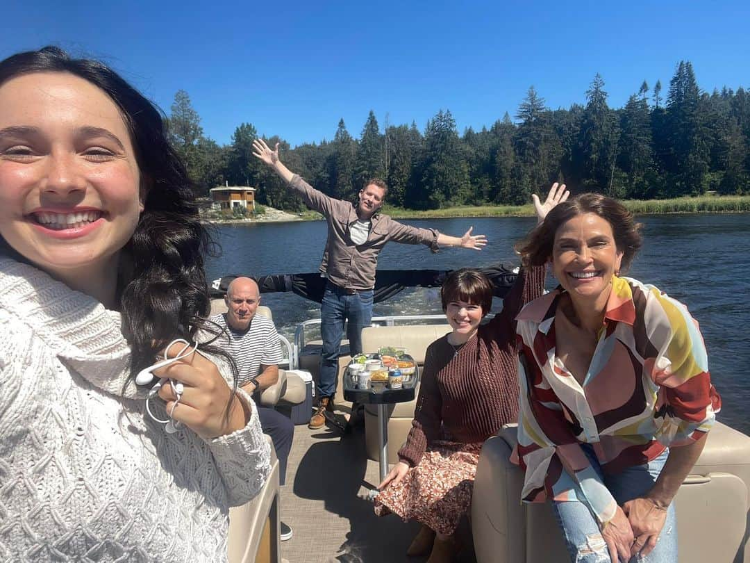 テリー・ハッチャーのインスタグラム：「More behind the scenes with this wonderful cast of #midlovecrisis  Don’t miss it. Tomorrow night #premiere @hallmarkmovie #setlife #grateful」