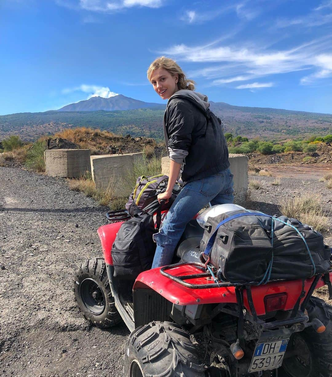 バール・パリーのインスタグラム：「🌋🤘」