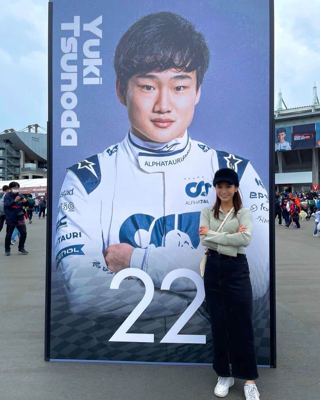 ほのかさんのインスタグラム写真 - (ほのかInstagram)「F1 日本GPに来てます🏎  人！人！人...！！！ 3年ぶりの鈴鹿サーキットだから お祭りのような賑わいです🤩  グッズ巡りをしていたら、 フェラーリ侍にも会いました❤️‍🔥 すごい...そして、楽しい❣️❣️ ・  雨量がすごくて、只今中断中.... アルファタウリがんばれー！！  #F1#FORMULA1 #日本グランプリ #鈴鹿サーキット #サーキット #アルファタウリ#レッドブル#メルセデス#アルピーヌ #ハース#フェラーリ#アストンマーティン#ウィリアムズ#アルファロメオ#マクラーレン#スーパーカー」10月9日 14時50分 - nononon159