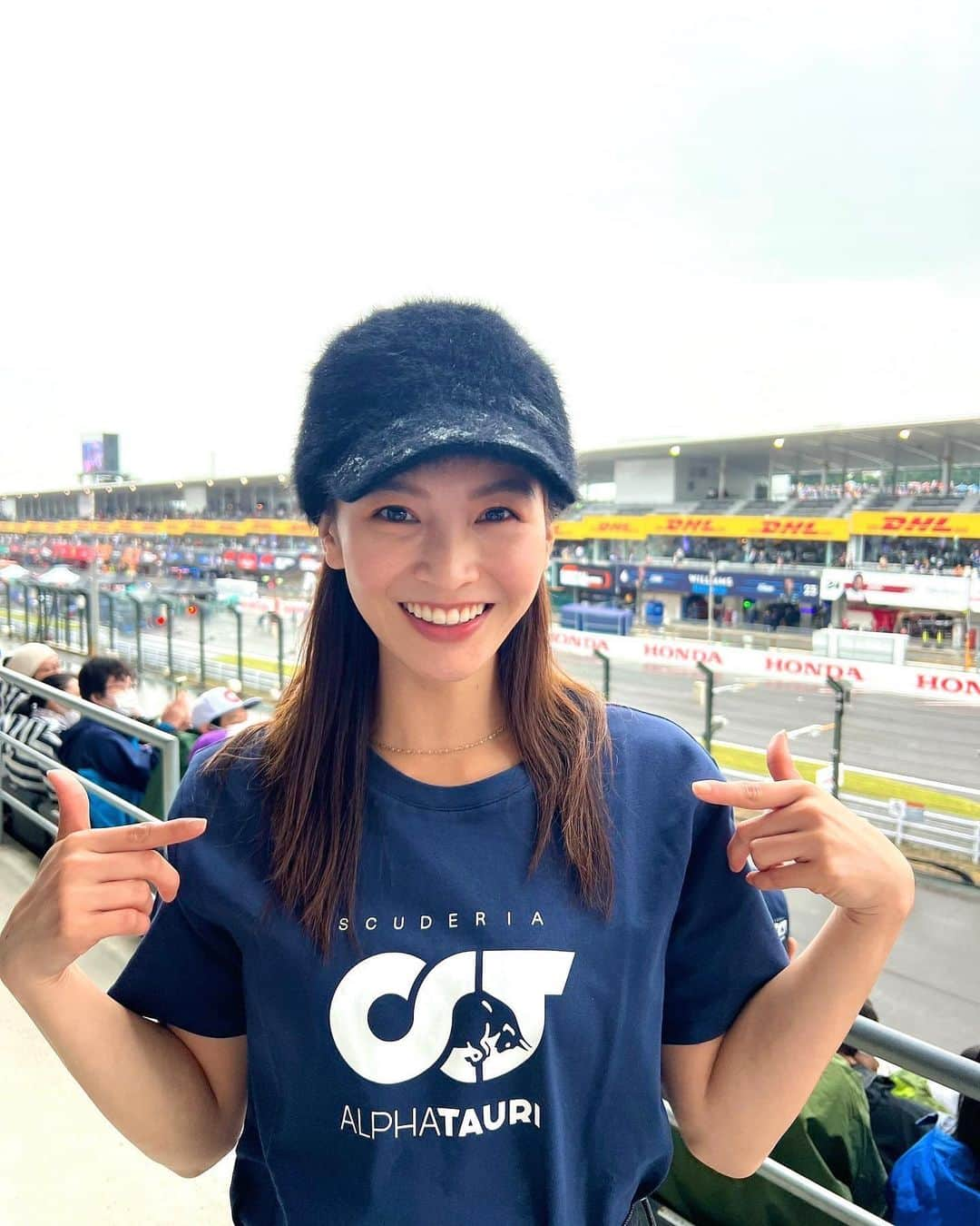 ほのかさんのインスタグラム写真 - (ほのかInstagram)「F1 日本GPに来てます🏎  人！人！人...！！！ 3年ぶりの鈴鹿サーキットだから お祭りのような賑わいです🤩  グッズ巡りをしていたら、 フェラーリ侍にも会いました❤️‍🔥 すごい...そして、楽しい❣️❣️ ・  雨量がすごくて、只今中断中.... アルファタウリがんばれー！！  #F1#FORMULA1 #日本グランプリ #鈴鹿サーキット #サーキット #アルファタウリ#レッドブル#メルセデス#アルピーヌ #ハース#フェラーリ#アストンマーティン#ウィリアムズ#アルファロメオ#マクラーレン#スーパーカー」10月9日 14時50分 - nononon159