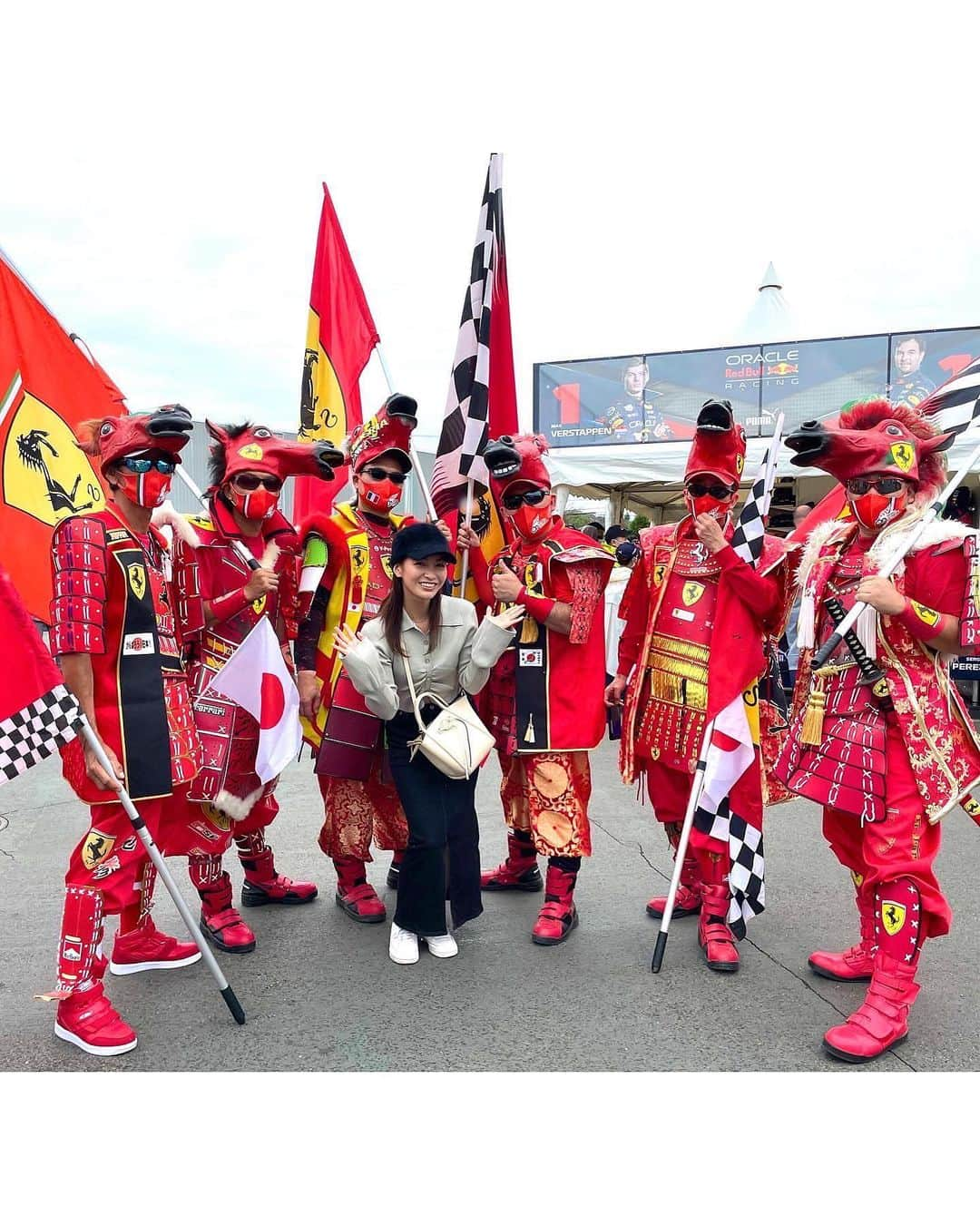 ほのかさんのインスタグラム写真 - (ほのかInstagram)「F1 日本GPに来てます🏎  人！人！人...！！！ 3年ぶりの鈴鹿サーキットだから お祭りのような賑わいです🤩  グッズ巡りをしていたら、 フェラーリ侍にも会いました❤️‍🔥 すごい...そして、楽しい❣️❣️ ・  雨量がすごくて、只今中断中.... アルファタウリがんばれー！！  #F1#FORMULA1 #日本グランプリ #鈴鹿サーキット #サーキット #アルファタウリ#レッドブル#メルセデス#アルピーヌ #ハース#フェラーリ#アストンマーティン#ウィリアムズ#アルファロメオ#マクラーレン#スーパーカー」10月9日 14時50分 - nononon159