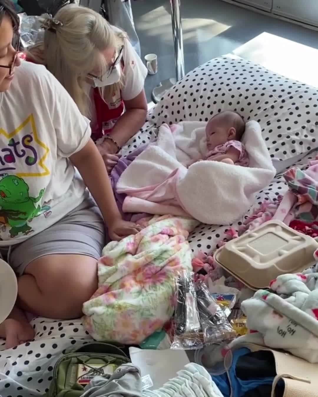 ネーブ・キャンベルのインスタグラム：「Elizabeth and her 8-week-old baby evacuated their home in #BonitaBeach, where it was destroyed by #HurricaneIan. “It was heartbreaking when we saw it, all of our stuff was in there. We were hoping for the best because that house has been there since 1960 — it’s been through so many hurricanes, we thought it was going to still be standing.”  When they arrived at the shelter, Red Cross nurses made sure she had everything she needed, including diapers and baby formula.」
