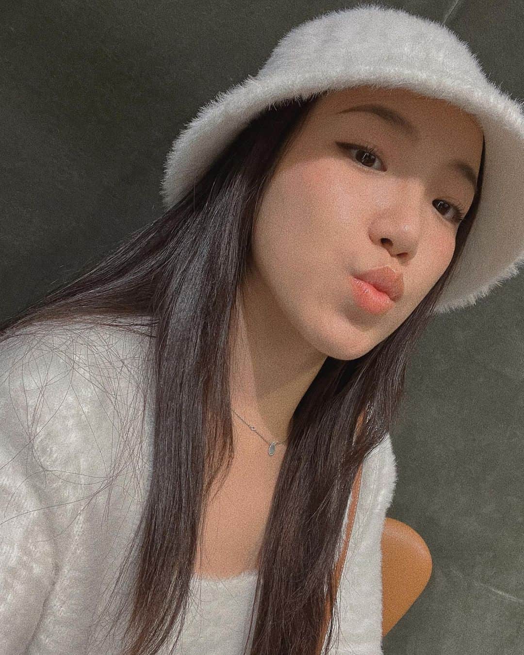 王詩エツのインスタグラム：「💨🤍周末愉快！」