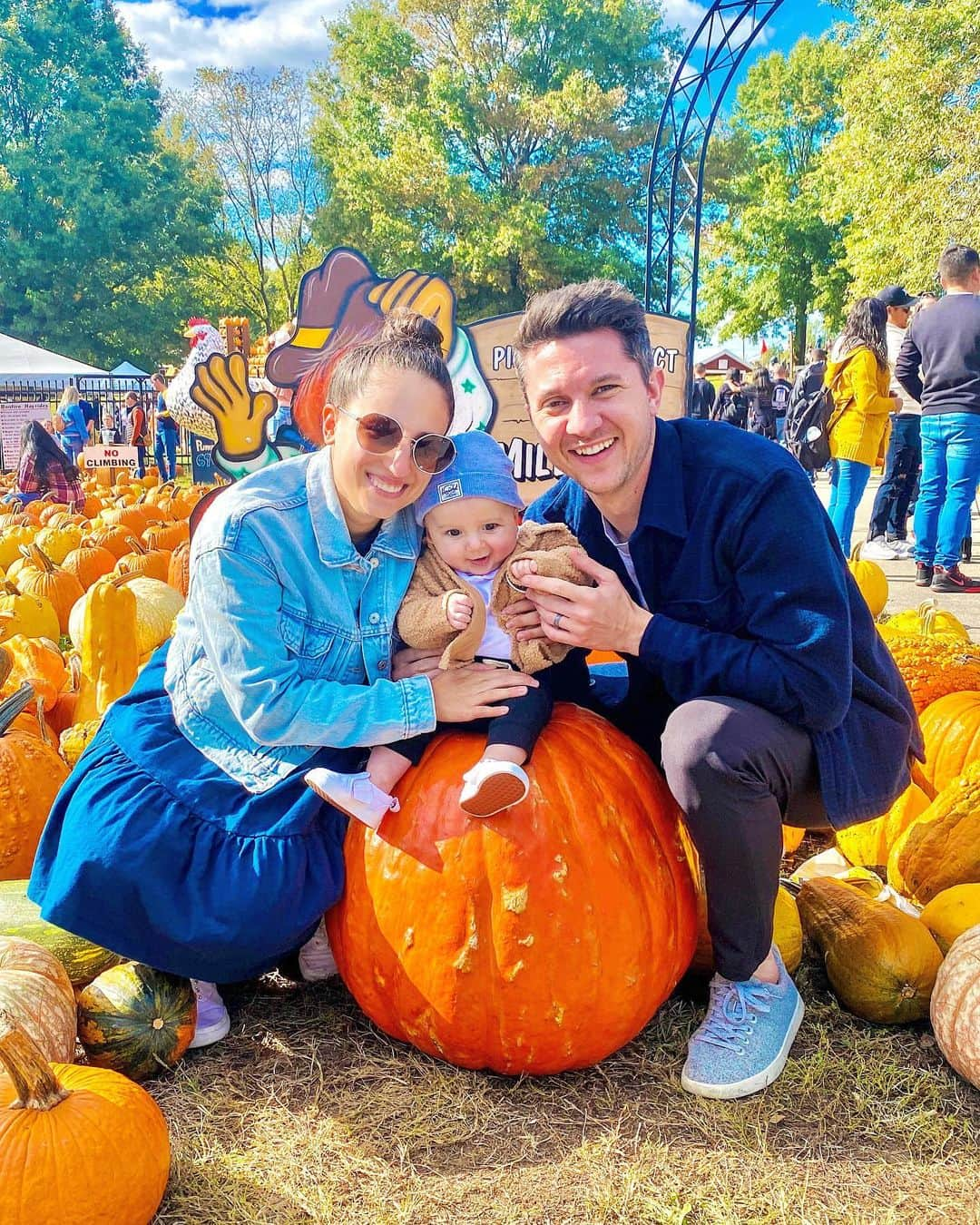 コリン・マクマヌスのインスタグラム：「🎃👨‍👩‍👦🎃」