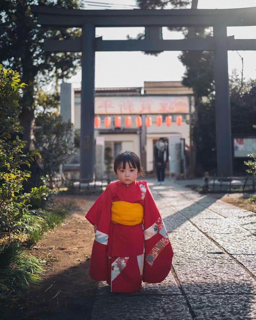 松本亜希さんのインスタグラム写真 - (松本亜希Instagram)「愛娘の七五三の前撮りをしてきました🥰 着付けもヘアセットもお利口さんにできて、成長した姿にママはジーンとしました🥺✨ 立派だったよ🥰 . この写真たちは撮影途中にきなりんパパが撮ったオフショット！ . @memories_photostudio さんありがとうございました📷✨✨ 仕上がり楽しみ✨ . 去年のお正月の写真を添えて…🧒🏻💘 . #七五三 #前撮り」10月9日 8時34分 - aaakichasooo