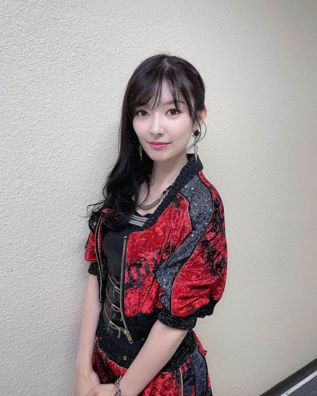 武藤十夢さんのインスタグラム写真 - (武藤十夢Instagram)「昨日の #AKB48武道館 ライブで 卒業発表をさせていただきました。 卒業の細かい日程はまだ決まっていませんが、 私が参加するシングル、それに伴うオンラインお話し会は 今発表されているものが最後になります。 人生で最初で最後のAKBでの卒業発表。 ドキドキでしたが、ちゃんと言いたいこと言えて一安心です✨ 皆さんの心を晴れ模様にできるように 最後まで精一杯頑張るので、 どうかよろしくお願いします🌸 そして今日はライブ最終日！ 一緒に思いっきり楽しもうね❤️‍🔥 . . #AKB48 #live #卒業発表 #showfight #武道館 #武道館ライブ #idol」10月9日 8時56分 - tommuto_official