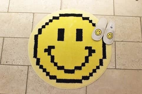 セカンドラボのインスタグラム：「【8BIT SMILE RUG】 ゲームの世界から出てきたような8BITデザインのスマイル。 リビングやエントランスなど様々な空間にマッチするラウンド型のラグマットです。 直径90cmと大きめなサイズ感がGOOD  http://secondlab.us  #smile #smily #secondlab  #usa #room #rug #interior  #faniture #home #decor #living #products #lifestyle  #japanmade #madeinjapan」