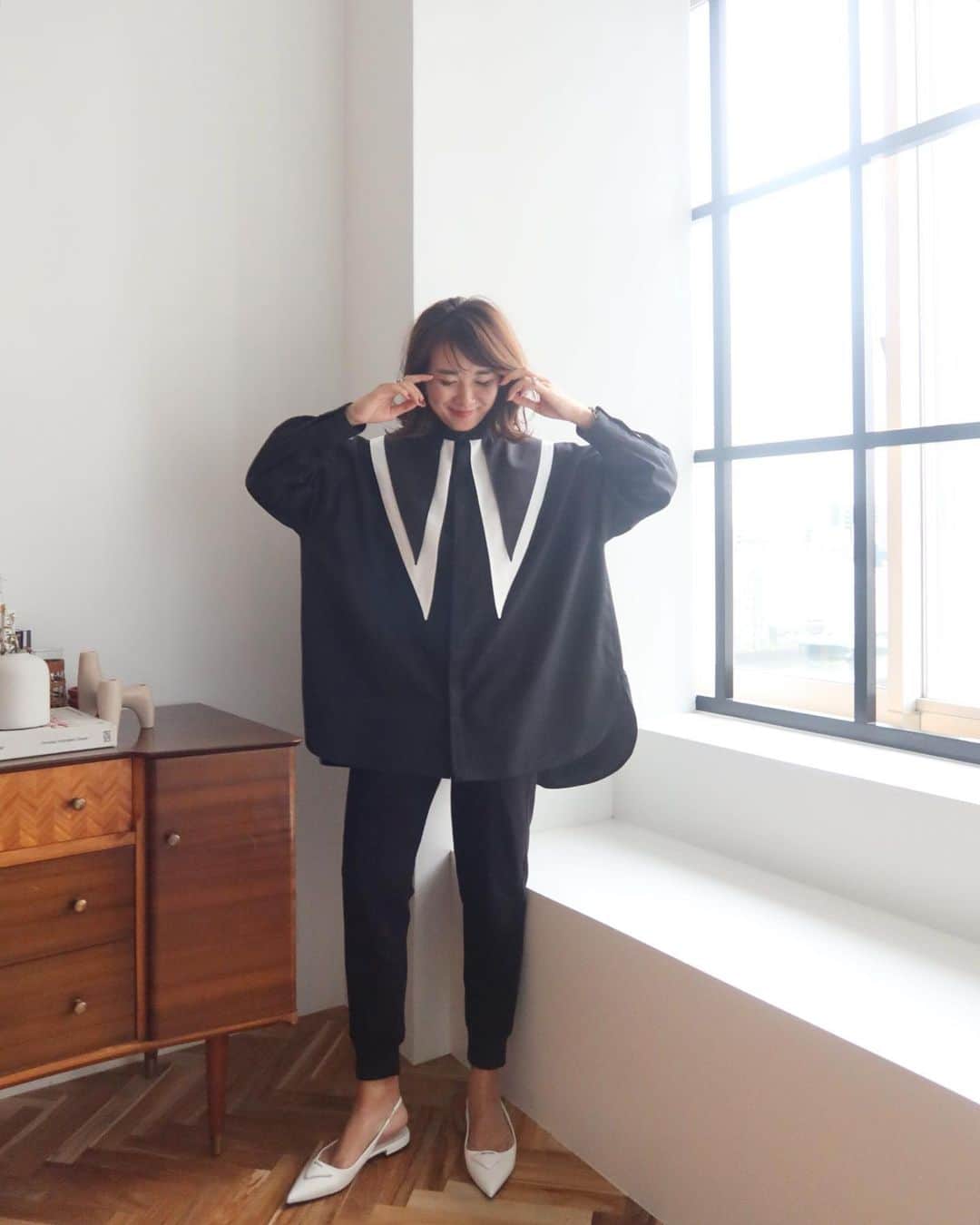 Mai Wakimizuのインスタグラム：「去年のピコカラーブラウスからエッジを効かせ、今年はバイカラーにしました。この大きな襟が小顔効果あって有難いやつ。笑 シルエットは去年のピコちゃんと同じ♡こんな感じでモードに着るのが個人的には好き♡パンツはファンの多いジョガーパンツ！今年も作ってます＼(^o^)／ #wakkinstyle#coordinate tops:#linkable @linkable_official(今週13日発売予定) pants:#linkable @linkable_official(popup先行発売予定)」