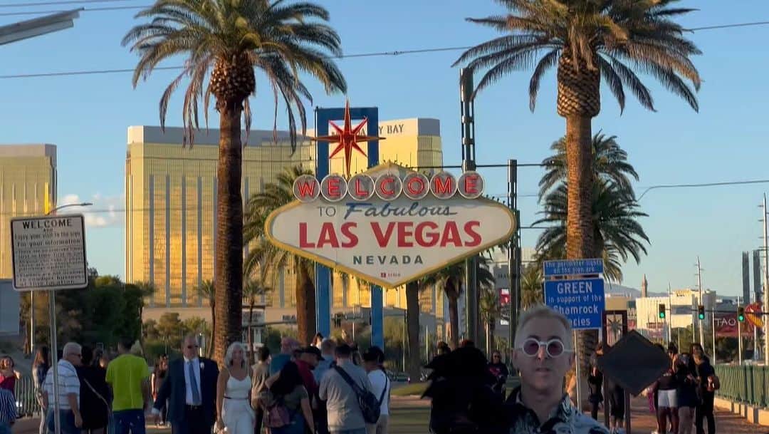 アラン・カミングのインスタグラム：「It’s Saturday Night On Broadway and Lala and I are in sin city!!! 🎥 @craigrobertyoung」