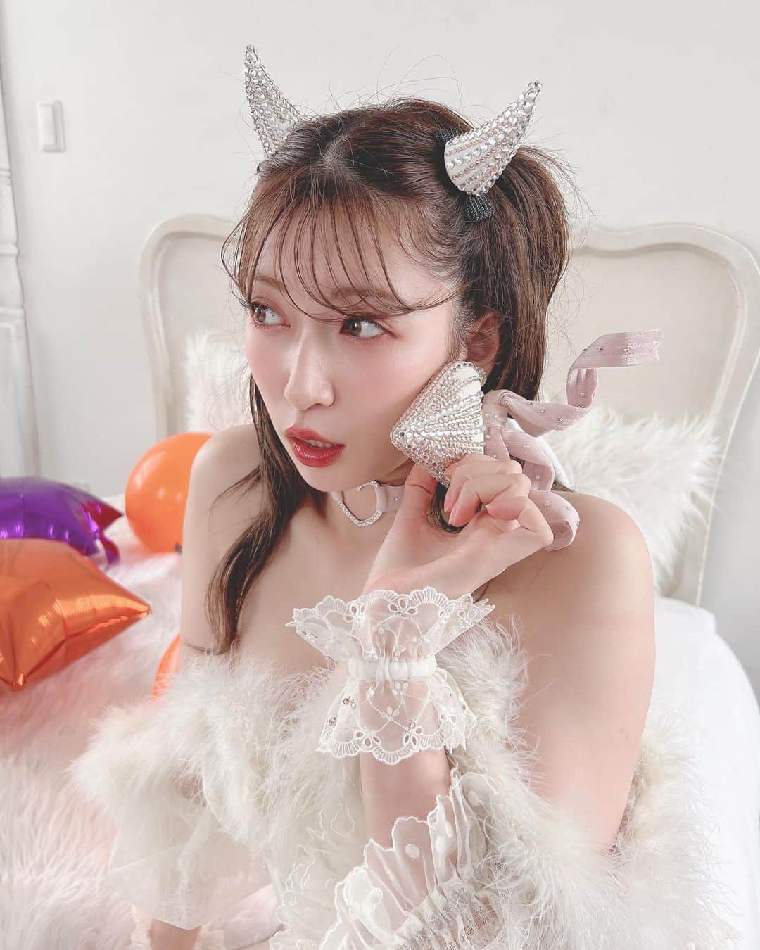 吉田朱里のインスタグラム：「NMB48 12周年おめでとう💞 私もデビュー12周年です。 もうすぐ人生の半分を芸能界で 過ごしたことになると思うと なんだか感慨深いですね。 . 普通じゃ経験できないこともたくさん経験させていただき、応援してくださる皆様のおかげで、 まだ何も知らない中学生だった12年前の私には全く想像も出来なかったような自分になれています😊 . 時々、いつまで好きな事で生きていけるのかな。いつか終わりが来るのかな？ みんなに飽きられてしまうかな？ なんて考えてしまうこともあります。笑 . でも、コツコツ頑張っていれば きっと10年後20年後も好きな自分でいられる。大丈夫だよ。 と12年間の私、そしてここまでついてきてくれてる全ての方が証明してくれてる気がします。 . 12年という数字だけ見れば なんだか貫禄もありますが… まだまだ成長段階で、課題や改善点ばかりです。 . なんだか、失敗も多い自分だなと思うけど…笑 その分成功すればいい。 全部経験しないとわからなかったことなんだと、自分に言い聞かせその度、立ち上がって行こうと思います。自分に正直に、そして周りに素直に。いつまでも等身大の私で、たくさんの方に応援していただける様に頑張ります✨ . いつもたくさんの応援本当にありがとうございます✨ 13年目も突っ走っていきます！！ 今後とも応援よろしくお願いします！ . #NMB4812周年 #卒コンの衣装でファンクラブの撮影しました #ハロウィンだし許してね #わるリン  卒コン当日は早着替えの嵐だったのでせっかく可愛い衣装まりさんが作ってくれたのにちゃんと写真にも残せなかったのが悲しかったので着ました。笑」