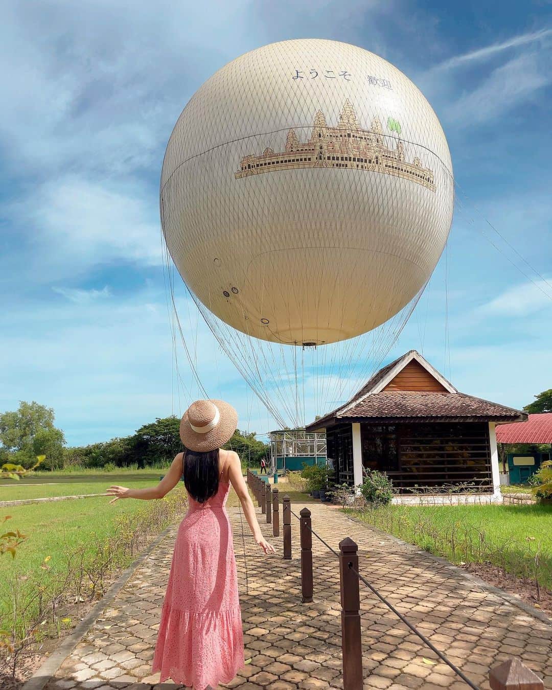 七尾エレナのインスタグラム：「人生初カンボジア🇰🇭✈️  アンコールワットを見に シェムリアップへ✨ 気球に乗って、遺跡を上から見たり 遺跡の中も散策しました✨  カンボジアへ行くときに 絶対着ようと思ってた Love, Bonito @lovebonito の ピンクワンピース💕 麦わら帽子と合わせて カンボジアコーデ😝👒  ちなみにカンボジア首都の プノンペンのイオンに寄ったとき Love,Bonitoの店舗を発見してびっくり✨ カンボジアでも人気のブランドだった！  ※アンコールワットの中に入るには 肩出しNGでカーディガンが必要です🙌🏻  #アンコールワット #angkorwat #シェムリアップ #siemreap #カンボジア #cambodia #LoveBonito #LoveBonitoJP #LBOOTDs #inspirewithLB」