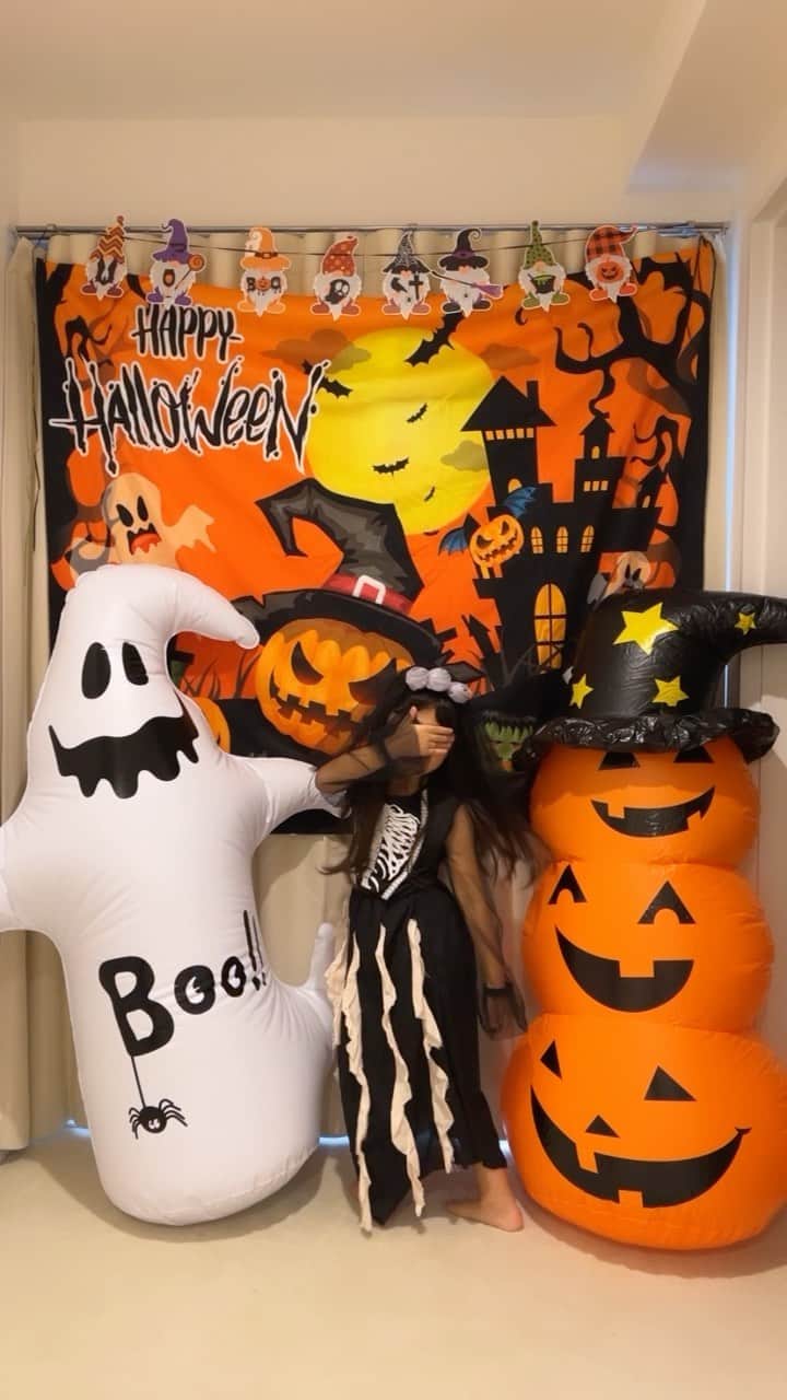近藤千尋のインスタグラム：「今年のハロウィンは早めに飾り付けしたよ💕🎃 子供たちと一緒にせっせとハロウィン準備👻笑  近所の人は遊びにきてね💗笑  お菓子も用意してまっせー🍭🧛‍♀️  #trickortreat  #ハロウィンパーティー #お菓子もらいにきてね」