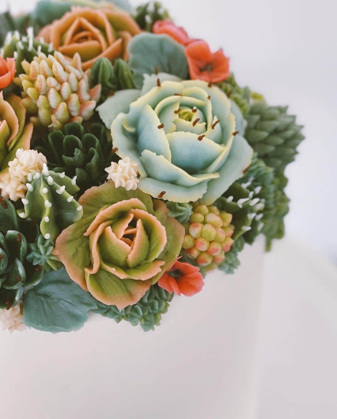 Robin May Flemingさんのインスタグラム写真 - (Robin May FlemingInstagram)「This cake is for a retired botanist on his 90th birthday. I’ve never met him, but his wife told me all about him. And I just had to make him a cake.   I held her stories close—the decades he spent in Southern California, his recent battles with cancer—as I created this gift with buttercream.   Making things for people is nerve-jangling and wonderful.」10月9日 11時24分 - robinmay