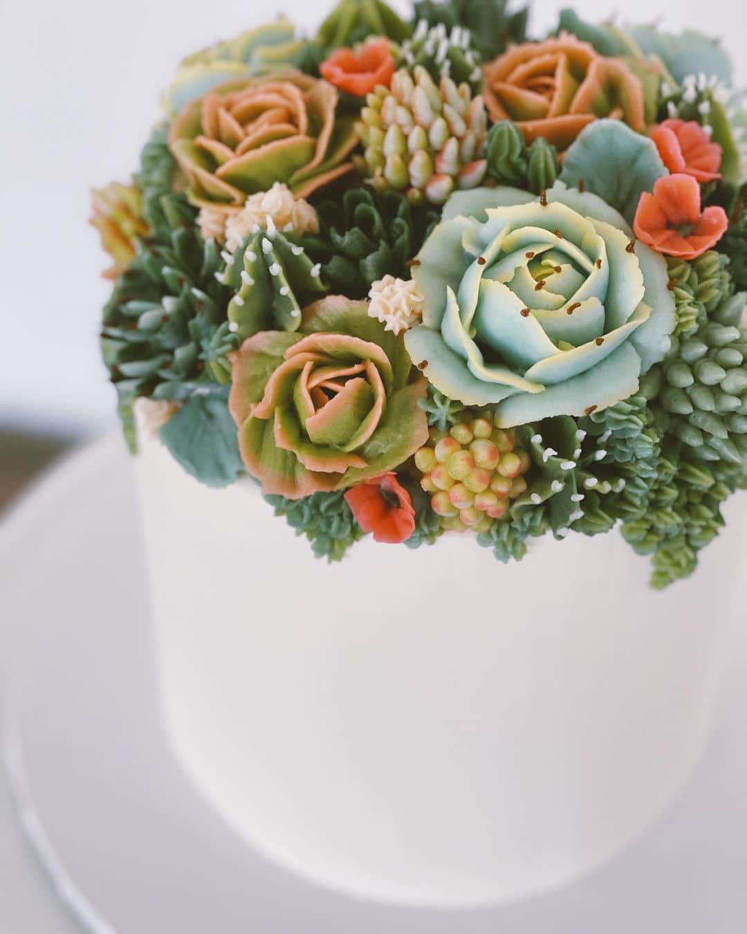 Robin May Flemingのインスタグラム：「This cake is for a retired botanist on his 90th birthday. I’ve never met him, but his wife told me all about him. And I just had to make him a cake.   I held her stories close—the decades he spent in Southern California, his recent battles with cancer—as I created this gift with buttercream.   Making things for people is nerve-jangling and wonderful.」