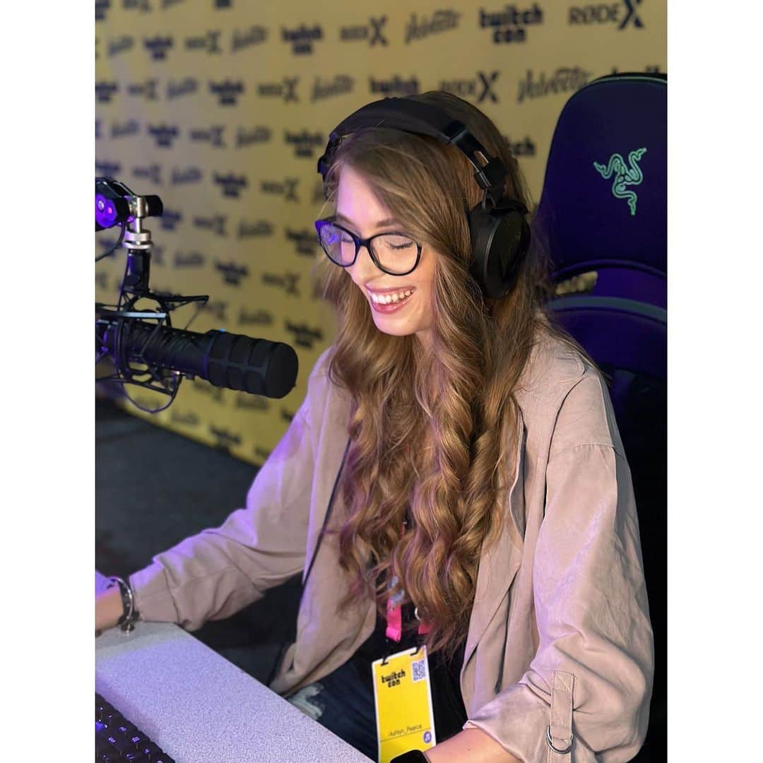 アシュリン・ピアースさんのインスタグラム写真 - (アシュリン・ピアースInstagram)「Happiness is: Starting a Twitch & YouTube channel back in 2020, falling in love with streaming, and now having an amazing community that you can’t imagine life without. 💜  #Streamer #Stream #LiveStream #Twitch #YouTube #TwitchCon22 #TwitchCon #AshlynPearce #Actress #Model #SanDiego #California #GamerGirl #RedHead #Love #Games #PCGamer #NintendoGamer #NintendoSwitch #NintendoSwitchGamer #Smile #Smiling #Streaming #VideoGame #VideoGames #Gaming #Love #Happiness #BestPhoto #Gratitude #Joy」10月9日 11時42分 - ashlynpearce