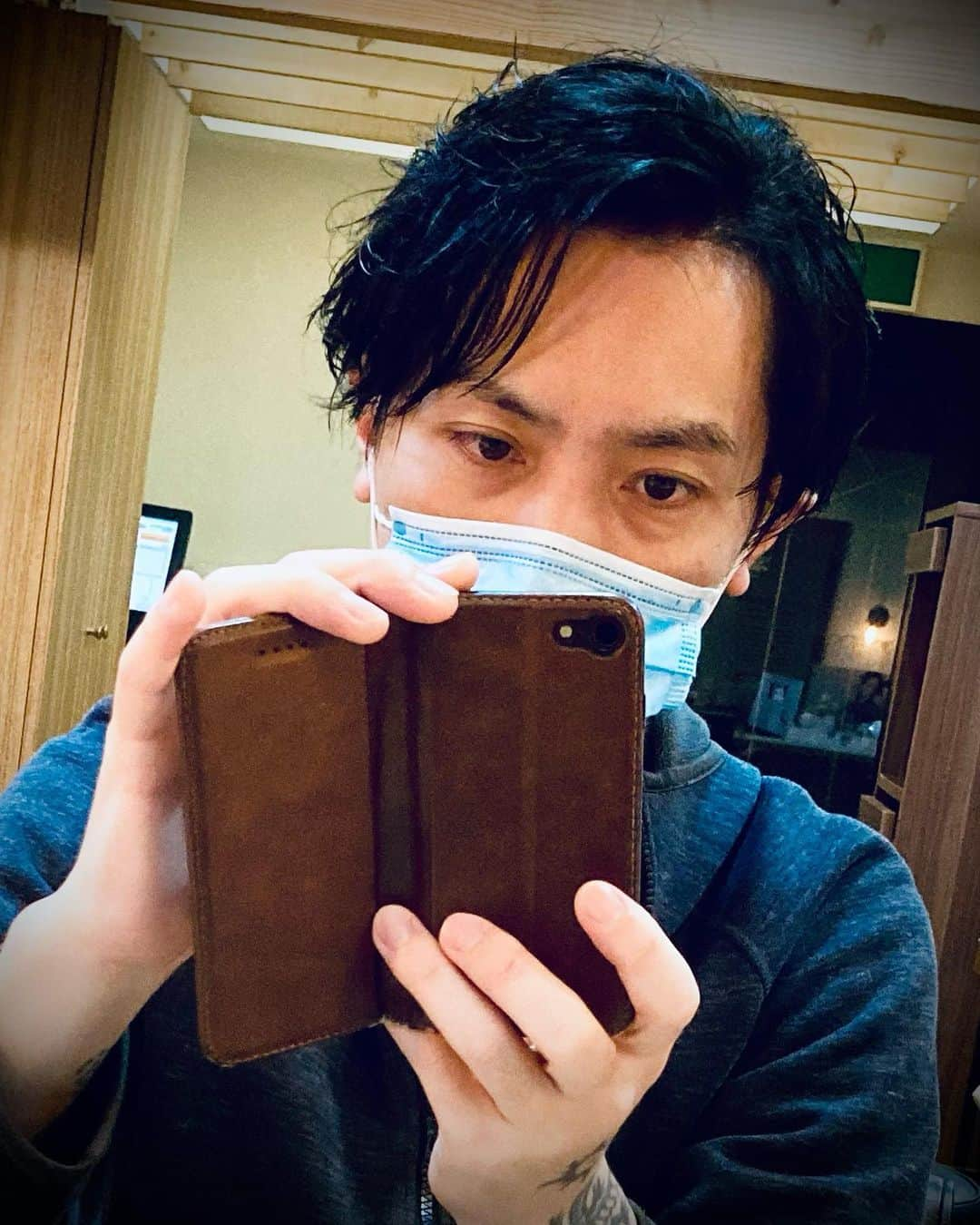 JIGEN のインスタグラム：「髪を伸ばして秋頃にパーマをかけようと思っていたけど、結局更にサッパリと切ってしまった〜。」