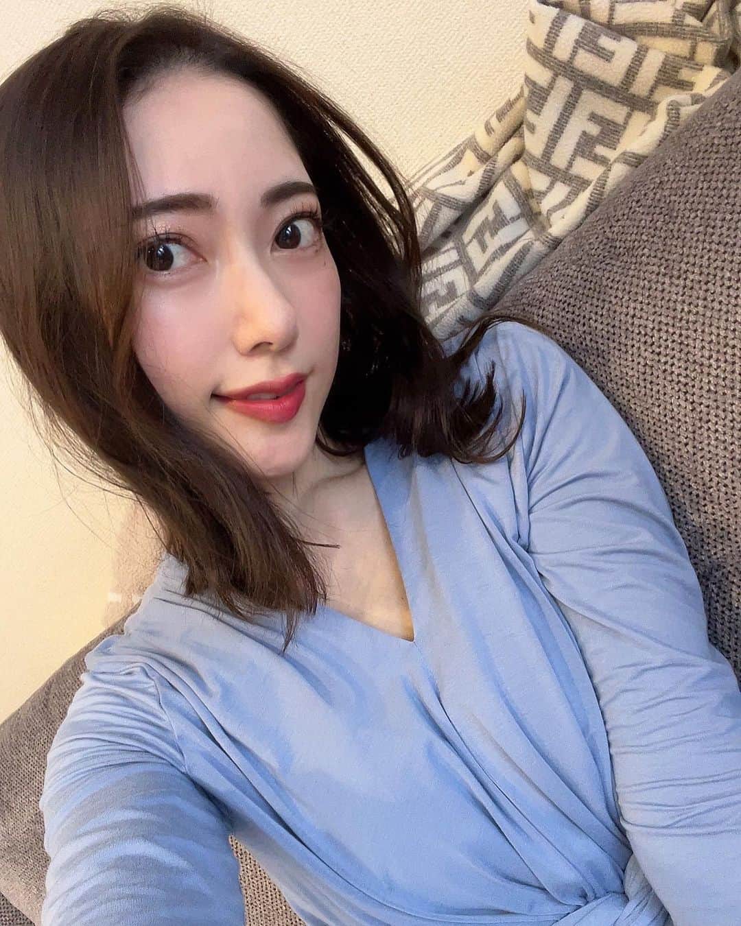 三田羽衣のインスタグラム：「ショルダーロブにしてから好評で嬉しいです❤︎ 私が切ってからまわりのお友達が続々と同じくらいの長さにカットしてて嬉しいです！！  なにより髪を乾かすのが楽すぎて、、お風呂上がりの時間がだいぶ楽になったよ🖤🤍🖤」