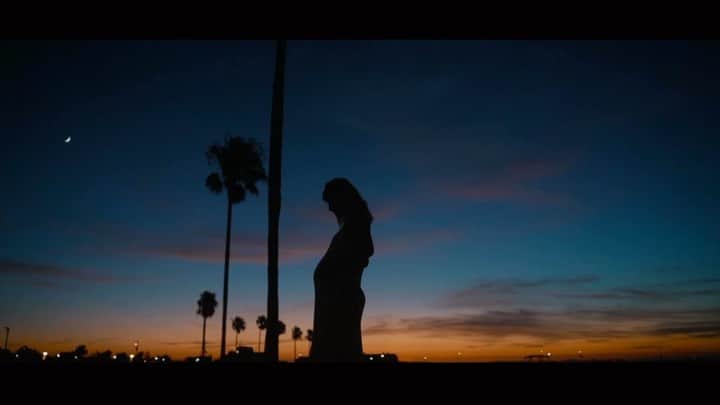 maakoのインスタグラム：「ROW NEW BORN FILM🎞🦕  あっという間に新生児が終わっちゃった🥲💕 1ヶ月健診では2600g→3715gに成長🧤❤️‍🔥 泣き声も大きくなって 最近は顔をじーっと見てくれるように👀 毎日忙しいけど毎日新しくて楽しい❤️‍🔥 #たまにまあこも泣きそうだけど🥹笑  貴重なちいちゃいROWくんを こんな形で残してくれてありがとう👨🏽‍🦱🌈🎥💞宝物🐋💙 ROWが大人になった時に見て喜んでくれたらいいな🥰 #最初に入ってる泣き声は生まれた時の初声👶🏽💞 母の古民家で撮影⛰🌳🏠  #鳥の巣頭の人たちと繋がりたい #newborn #newbornphotography #newbornbaby #新生児#赤ちゃん#newbornvideo #video#babyboy #赤ちゃん動画」