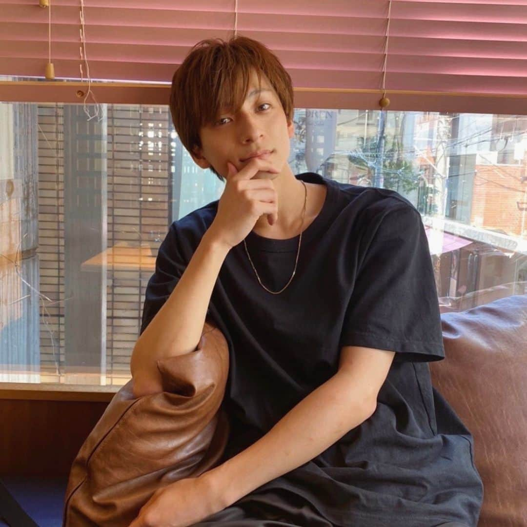 岡田翔大郎さんのインスタグラム写真 - (岡田翔大郎Instagram)「. 今は黒髪に戻ってます🧑🏻‍🦱 めっちゃ金髪とかもやってみたい🧑‍🦱」10月9日 13時37分 - okadashotaro_official