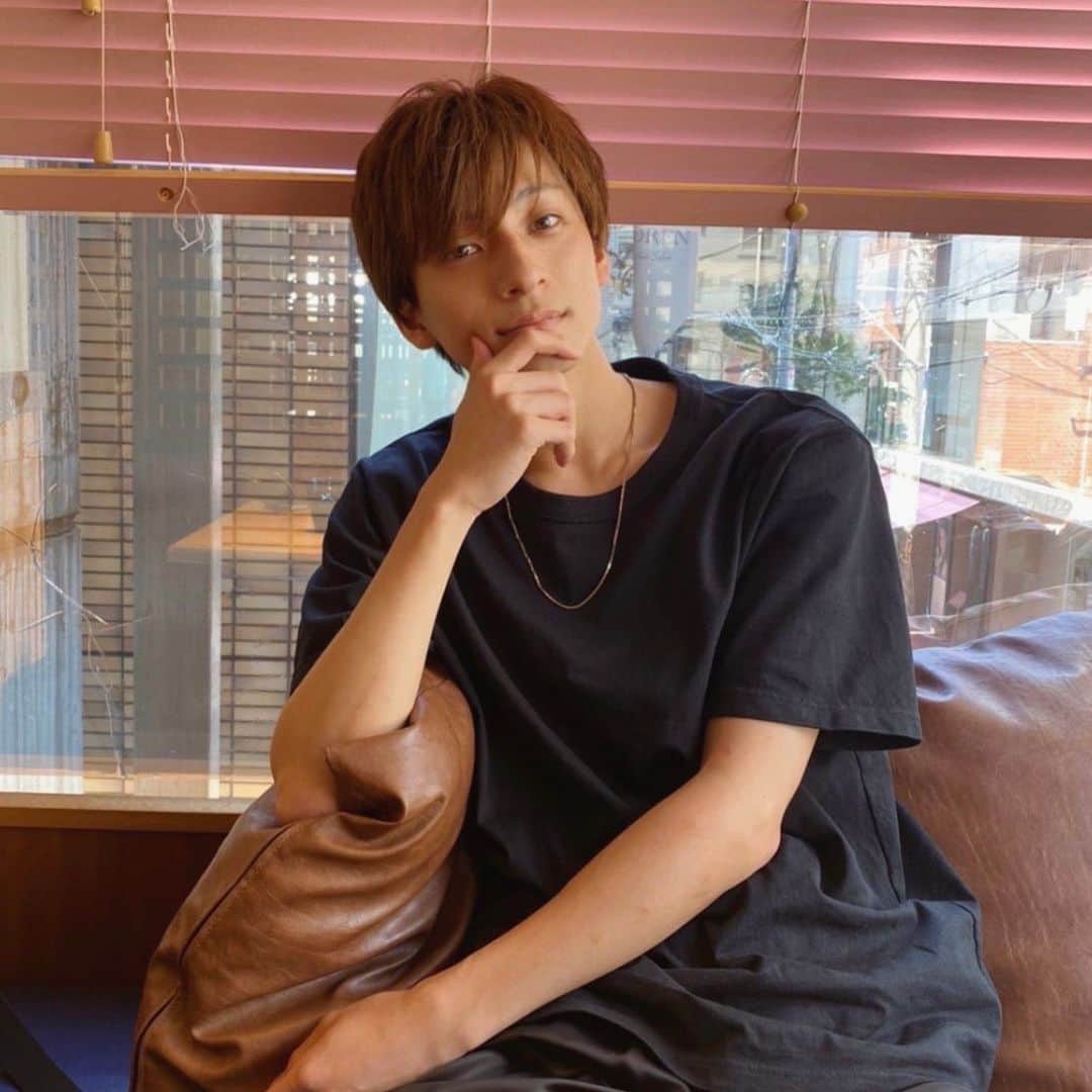 岡田翔大郎のインスタグラム：「. 今は黒髪に戻ってます🧑🏻‍🦱 めっちゃ金髪とかもやってみたい🧑‍🦱」