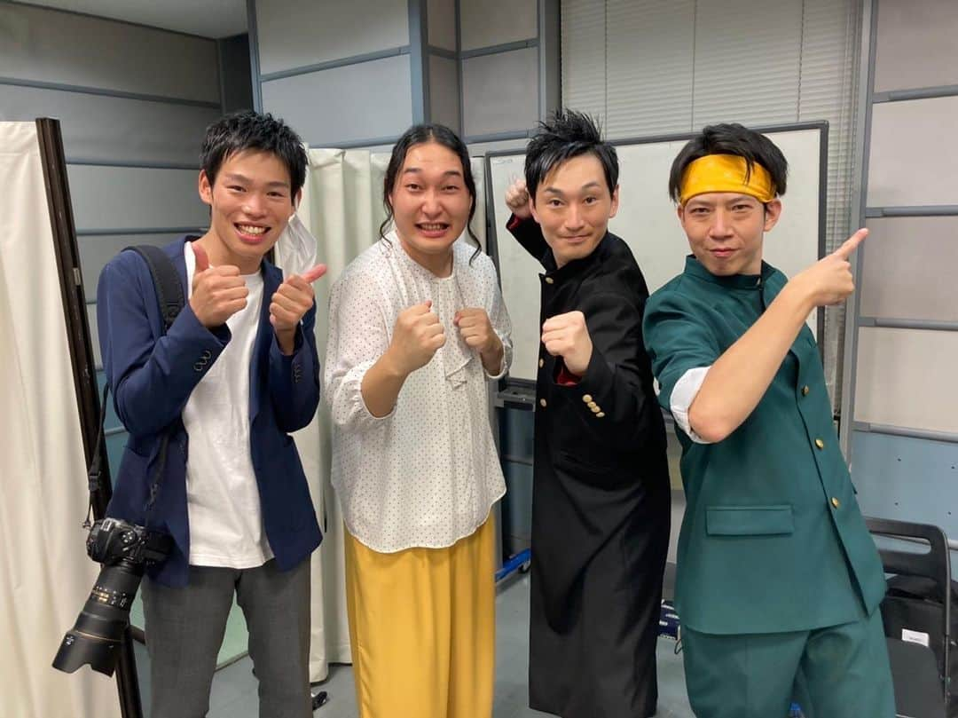 荒木好之のインスタグラム：「キングオブコント楽しかった〜！ ビスケットブラザーズ優勝おめでとう🎉  クロコップは８位でした💦  最高の大会！最高の舞台でした！  かが屋と📸  #キングオブコント2022」