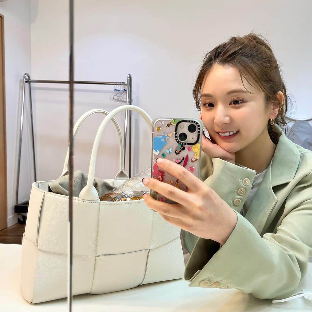 ひよんのインスタグラム：「🤳💓  撮影おわり🫶  ジャケットは @olu.myself だよ☺️ バッグは @bottega.men 👜💖  iPhoneケースは @casetify_jp の プリンセスシリーズだよ👸🏰  #ひよん #ひよん服」
