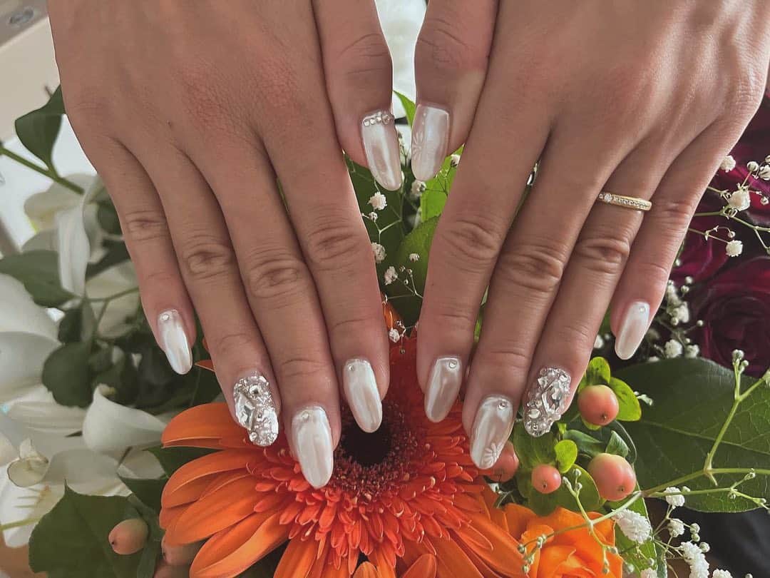 大塚美優のインスタグラム：「Bridal nail🤍👰‍♀️ 出来は置いておいて記念に自分でやった💅💐 #nail#bridalnail#selfnail #ブライダルネイル」