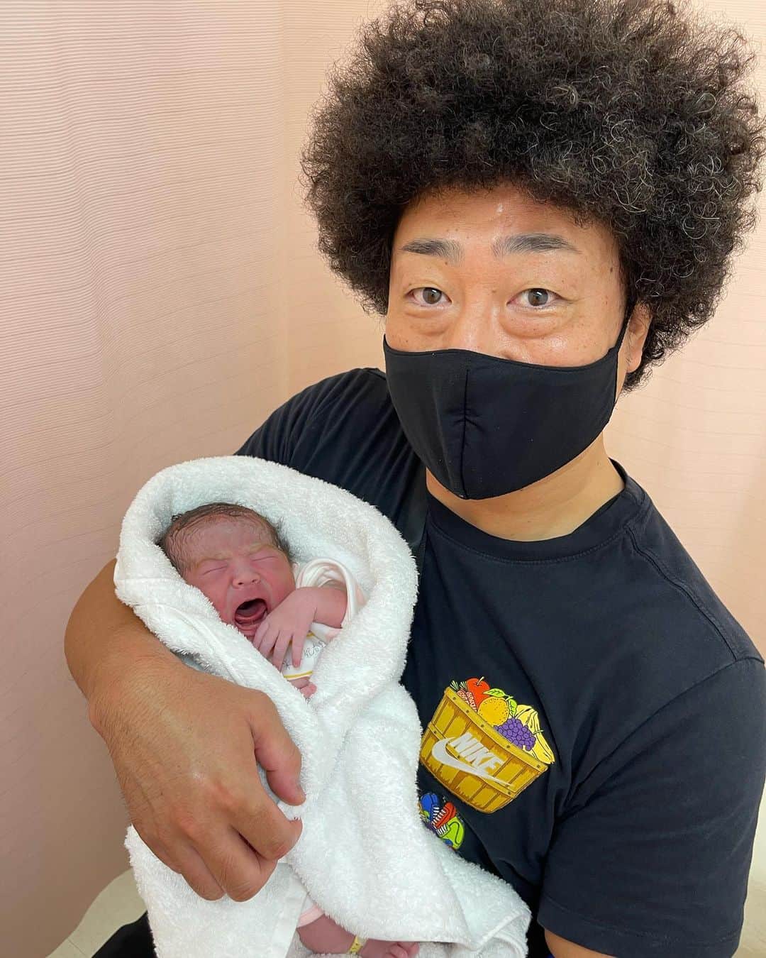 モハメド・ヨネのインスタグラム：「米山家に第二子となる女の子が産まれました。  おかげさまで母子共に健康です。  一人目と同じく ヨネそっくりな女の子。  健康で、ただまっすぐに生きて欲しい。 そう願うのは全親共通かもですね。  妻の退院までみんなに手伝ってもらいながら ワンオペ頑張るヨネ〜」