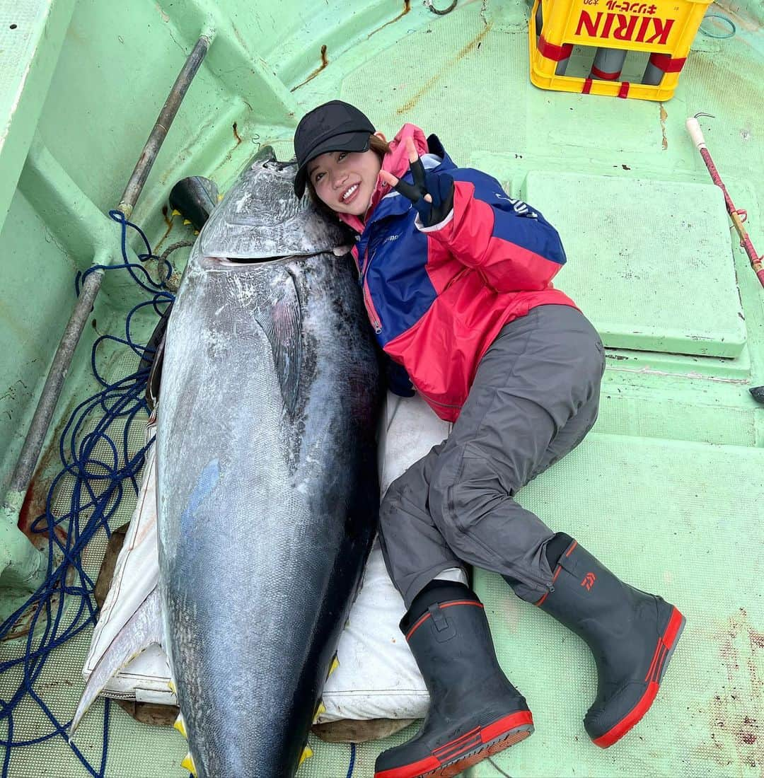 里美ゆりあさんのインスタグラム写真 - (里美ゆりあInstagram)「今夜はクロマグロと寝ます💤  I will sleep with bluefin tuna tonight  #クロマグロ釣り #頂き物 #漁師 #頂き物 #大間 #青森 #釣り #トローリング #ありがとうございます  #里美ゆりあ」10月9日 14時19分 - satomiyuria