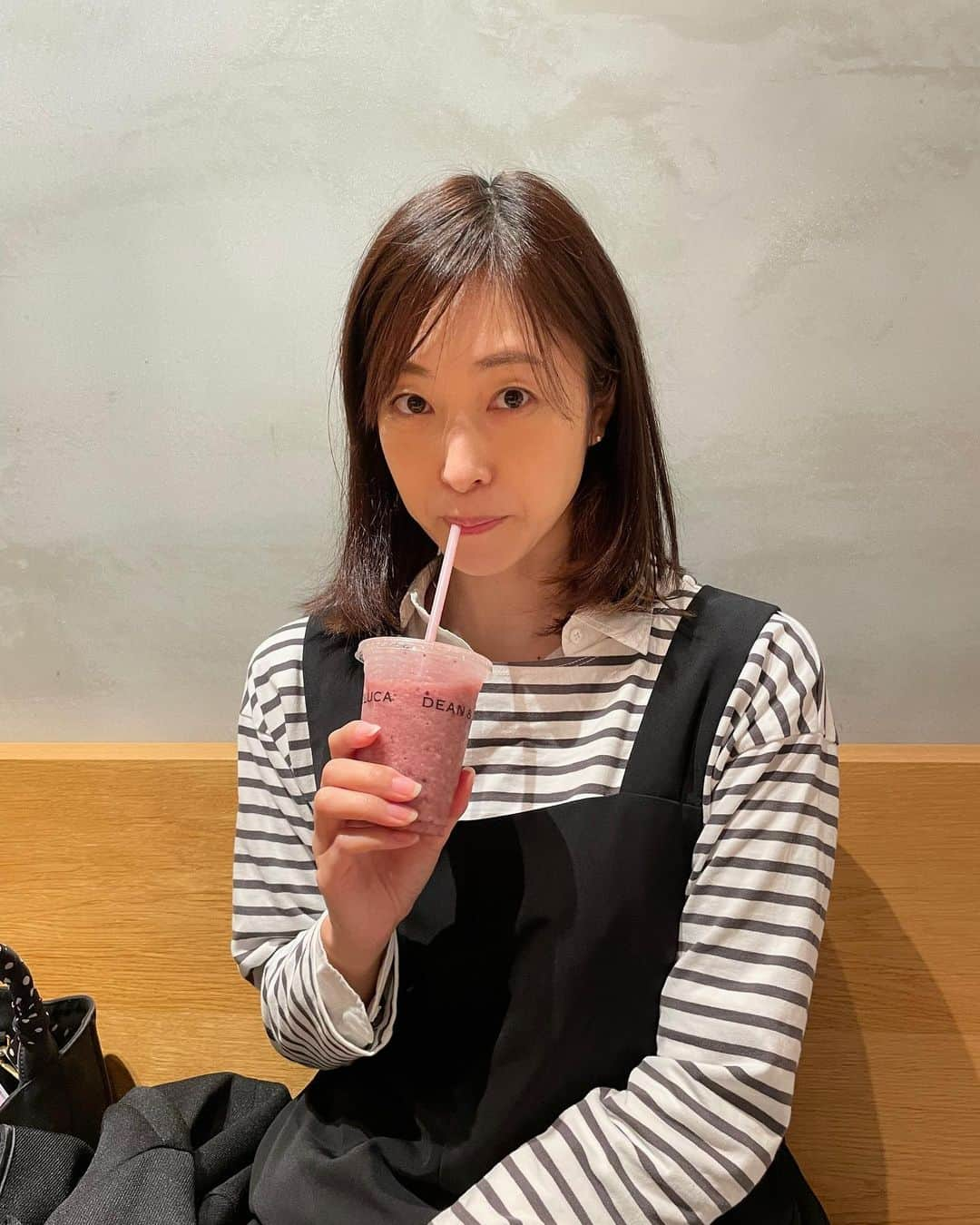 青山倫子のインスタグラム：「_ すっかり季節が変わったな。 急すぎやしないか？ あまりの寒暖差に体がびっくりだ。 体調は崩してないですか？  最近は今までにない役に挑戦をしていて、頭と心がなかなかの混乱状態になっております。 気付くとずっと考えちゃってるから、ひと息ついて気持ちを整えようとスムージーを頼んでみたが、あれ？ぜんぜん飲めない。。 あ、ストローを噛んじゃってるからだ。 そりゃそうだ、の時の顔。 スムージーを疑っちゃったもんね。大きな氷でも引っかかってるのかなって。 考えることに没頭しちゃって、自分の癖を忘れちゃった模様。。  今日は連休の真ん中。 みなさん、素敵な連休をお過ごしください。  #青山倫子 #スムージー #出てこない #なぜだ #考え事に没頭 #癖を忘れる #なんてこった」