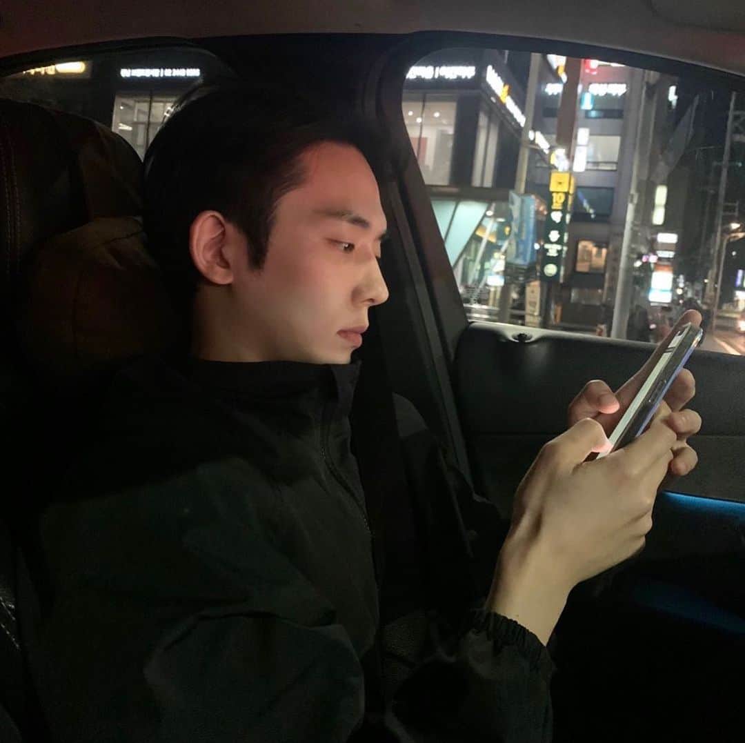 チェジン のインスタグラム：「Blue light 😇」