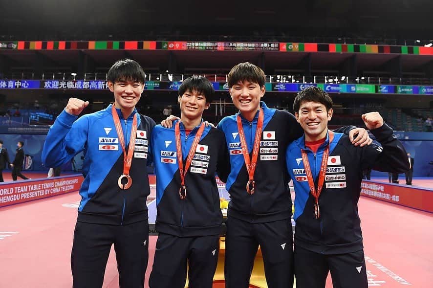 張本智和さんのインスタグラム写真 - (張本智和Instagram)「世界卓球2022銅メダルでした🥉 最高のチームで最高のプレーができました！ 中国にもあと一歩、次は絶対に勝つ！ たくさんの応援ありがとうございました！！！」10月10日 0時22分 - harimoto__tomokazu_1711