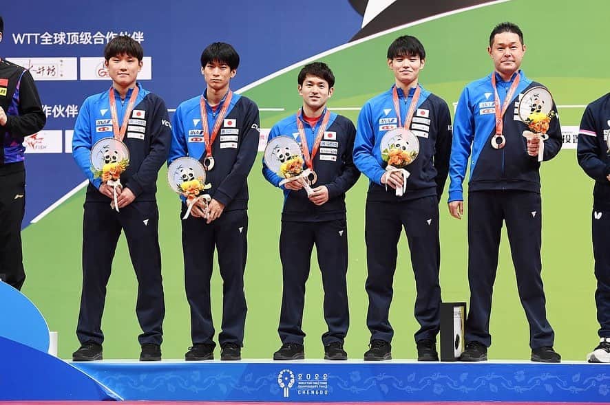 張本智和のインスタグラム：「世界卓球2022銅メダルでした🥉 最高のチームで最高のプレーができました！ 中国にもあと一歩、次は絶対に勝つ！ たくさんの応援ありがとうございました！！！」