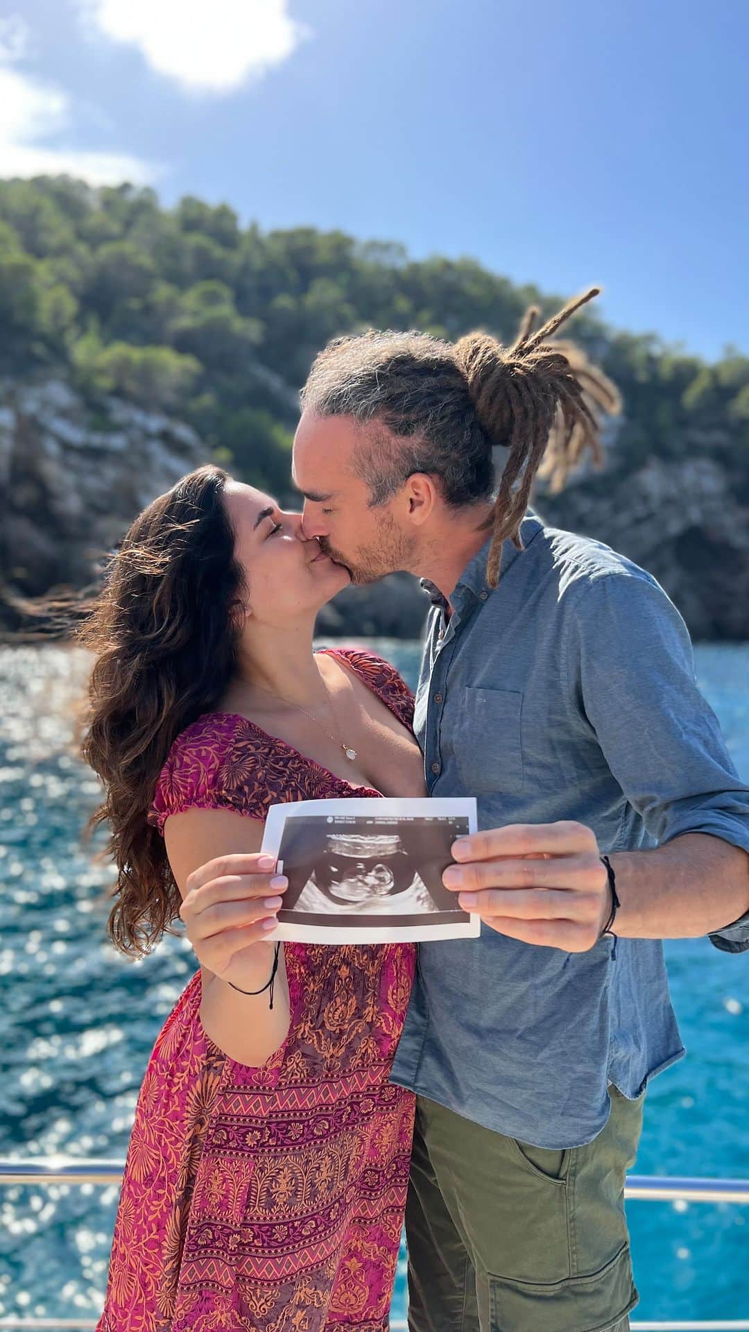 のインスタグラム：「Our greatest adventure yet 💕」